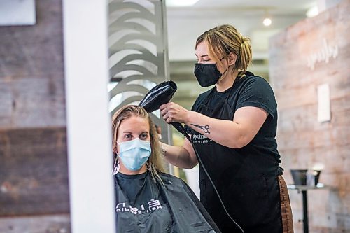 MIKAELA MACKENZIE / WINNIPEG FREE PRESS

Nikki Tardi does Erica Halmarson's hair at Élan Hair Studio, where they will be keeping a mandatory mask policy, in Winnipeg on Wednesday, Aug. 4, 2021. For Temur story.
Winnipeg Free Press 2021.