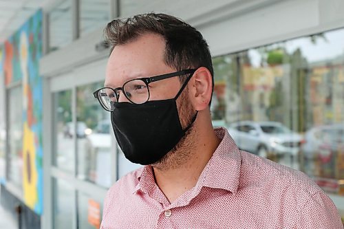 RUTH BONNEVILLE / WINNIPEG FREE PRESS

Local - Street on mask change

Photo of Jesse Bergen answering questions.

Stopped people on Sherbrook to ask their opinion.


Aug 4, 2021
