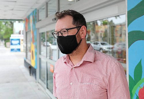 RUTH BONNEVILLE / WINNIPEG FREE PRESS

Local - Street on mask change

Photo of Jesse Bergen answering questions.

Stopped people on Sherbrook to ask their opinion.


Aug 4, 2021
