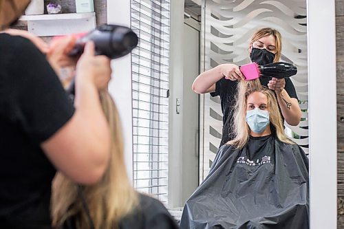 MIKAELA MACKENZIE / WINNIPEG FREE PRESS

Nikki Tardi does Erica Halmarson's hair at Élan Hair Studio, where they will be keeping a mandatory mask policy, in Winnipeg on Wednesday, Aug. 4, 2021. For Temur story.
Winnipeg Free Press 2021.