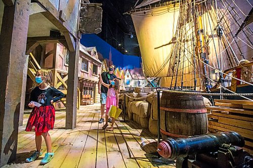 MIKAELA MACKENZIE / WINNIPEG FREE PRESS

Marjorie (five, left), Nick, and Beatrice (seven) Kulyk check out the Nonsuch exhibit at the Manitoba Museum on opening day in Winnipeg on Thursday, Aug. 5, 2021. Standup.
Winnipeg Free Press 2021.