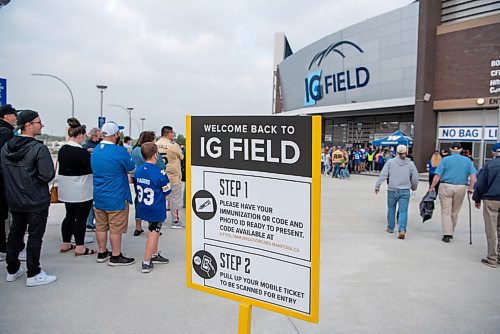 ALEX LUPUL / WINNIPEG FREE PRESS  

Winnipeg Blue Bombers fans line up outside of IG Field for the opening game of the 2021 CFL season.