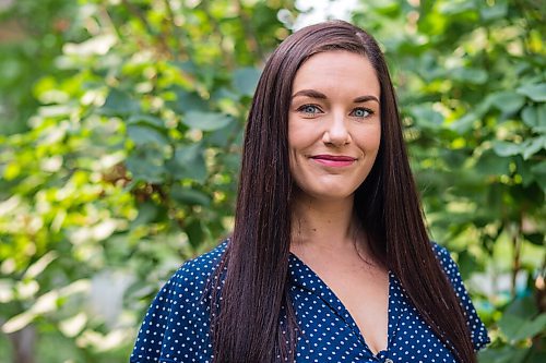 MIKAELA MACKENZIE / WINNIPEG FREE PRESS

Alyson Shane, who volunteered her time helping New Journey Housing staff with their social media and digital marketing strategy, poses for a portrait in her front yard in Winnipeg on Friday, Aug. 6, 2021. For Aaron Epp story.
Winnipeg Free Press 2021.