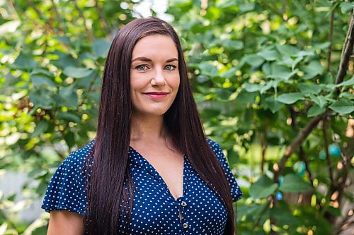 MIKAELA MACKENZIE / WINNIPEG FREE PRESS

Alyson Shane, who volunteered her time helping New Journey Housing staff with their social media and digital marketing strategy, poses for a portrait in her front yard in Winnipeg on Friday, Aug. 6, 2021. For Aaron Epp story.
Winnipeg Free Press 2021.