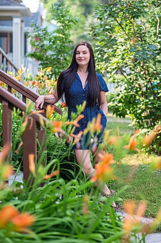 MIKAELA MACKENZIE / WINNIPEG FREE PRESS

Alyson Shane, who volunteered her time helping New Journey Housing staff with their social media and digital marketing strategy, poses for a portrait in her front yard in Winnipeg on Friday, Aug. 6, 2021. For Aaron Epp story.
Winnipeg Free Press 2021.