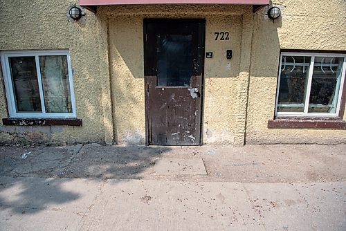 ALEX LUPUL / WINNIPEG FREE PRESS  

Blood droplets are photographed outside of 722 Maryland Street in Winnipeg, where a suspected homicide occurred.