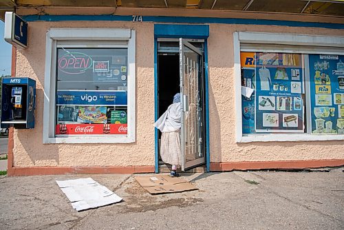 ALEX LUPUL / WINNIPEG FREE PRESS  

A person is photographed walking into Maryland Food Store in Winnipeg, where a suspected homicide victim was found outside.