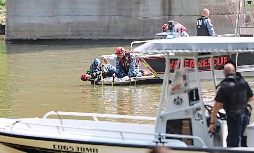 RUTH BONNEVILLE / WINNIPEG FREE PRESS

Standup - Water Rescue

Fire and rescue crews probe the Assiniboine River after receiving a water rescue call around 12:40pm Friday.

No other details are known at this time.  

Aug 6 2021
