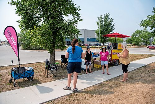 ALEX LUPUL / WINNIPEG FREE PRESS  

CUPE 204 President Debbie Boissonneault, right, is photographed speaking with health care support staff during a "meet & greet" outside the WRHA Regional Distribution Facility on Friday, August 6, 2021.

Reporter: Katie May
