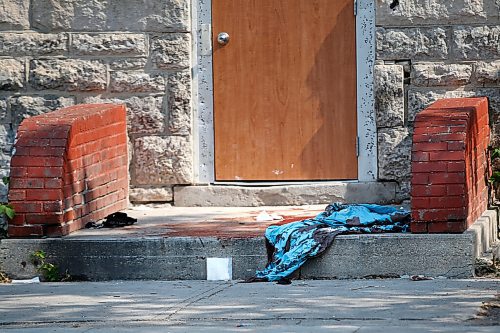 JOHN WOODS / WINNIPEG FREE PRESS
Police investigate at a blood soaked scene outside 471 William between Harriet and Isabel in Winnipeg Sunday, August 8, 2021. 

Reporter: ?