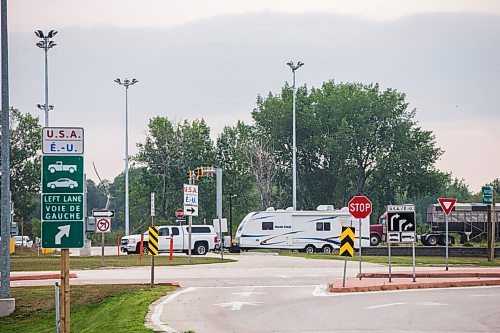 MIKAELA MACKENZIE / WINNIPEG FREE PRESS

Campers and RVs wait to cross into Canada as the Canadian border re-opens to fully vaccinated folks from the United States at Emerson on Monday, Aug. 9, 2021. For Gabby story.
Winnipeg Free Press 2021.