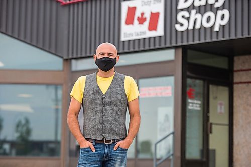 MIKAELA MACKENZIE / WINNIPEG FREE PRESS

Simon Resch, owner of the Duty Free Shop, speaks to the Free Press on the first day the border re-opened to fully vaccinated folks from the United States at Emerson on Monday, Aug. 9, 2021. For Gabby story.
Winnipeg Free Press 2021.