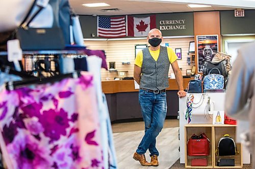 MIKAELA MACKENZIE / WINNIPEG FREE PRESS

Simon Resch, owner of the Duty Free Shop, speaks to the Free Press on the first day the border re-opened to fully vaccinated folks from the United States at Emerson on Monday, Aug. 9, 2021. For Gabby story.
Winnipeg Free Press 2021.