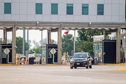 MIKAELA MACKENZIE / WINNIPEG FREE PRESS

The Canadian border re-opens to fully vaccinated folks from the United States at Emerson on Monday, Aug. 9, 2021. For Gabby story.
Winnipeg Free Press 2021.