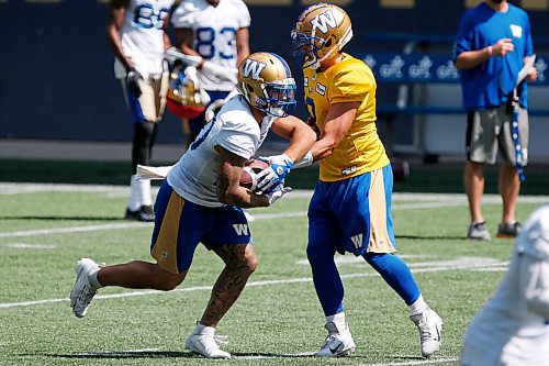 JOHN WOODS / WINNIPEG FREE PRESS
Winnipeg Blue Bombers quarterback Zach Collaros (8) hands off to Brady Oliveira (20) at practice in Winnipeg Tuesday, August 10, 2021. 
