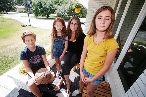 JOHN WOODS / WINNIPEG FREE PRESS
Lindsay Reid with her children Xavier, 13, Juliana, 10, and Zoe, 11, are photographed at their home in Oakbank Tuesday, August 10, 2021. Reid is concerned about her two younger children entering school without being vaccinated, and is considering travelling to Alberta to get her 11 year old vaccinated.
