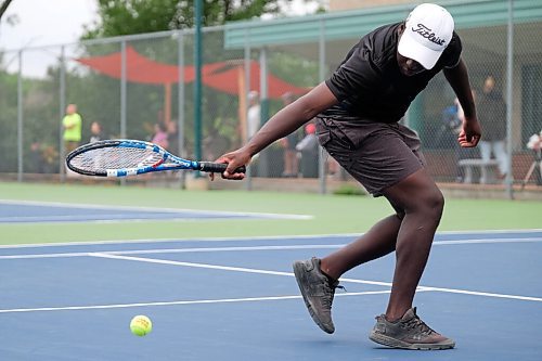 Daniel Crump / Independent. Tapiwa Maswera bounces the ball during the first round of the Manitoba Open at Kildonan Tennis Club. August 10, 2021.