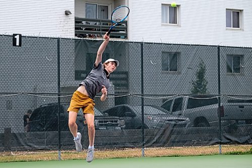 Daniel Crump / Independent. Ben Mayes serves during the first round of the Manitoba Open at Kildonan Tennis Club. August 10, 2021.