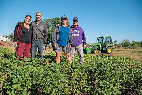 ALEX LUPUL / WINNIPEG FREE PRESS  

From left, Paulette Côté and Peter Czehryn, Harvesting for Harvest group coordinators, and Carol and Craig Whitman, are photographed in the Whitman's garden in Howden on Wednesday, August 11, 2021.

Reporter: Janine LeGal