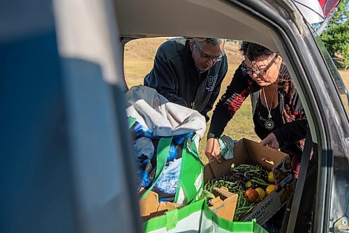 ALEX LUPUL / WINNIPEG FREE PRESS  

Peter Czehryn and Paulette Côté are photographed loading vegetables into their vehicle in Howden on Wednesday, August 11, 2021.

Reporter: Janine LeGal