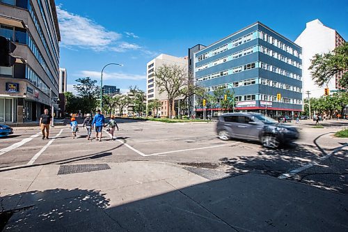 MIKAELA MACKENZIE / WINNIPEG FREE PRESS

The intersection of Broadway and Smith, where a pedestrian was struck by a 5-ton truck and later succumbed to her injuries, in Winnipeg on Wednesday, Aug. 11, 2021. For --- story.
Winnipeg Free Press 2021.