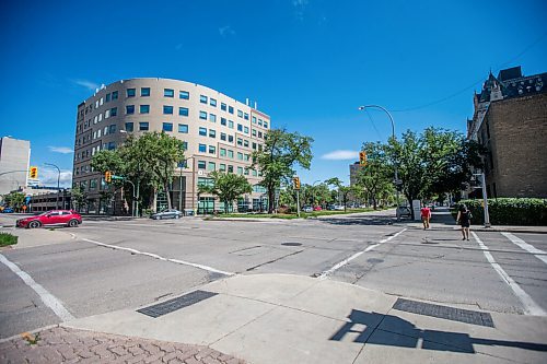 MIKAELA MACKENZIE / WINNIPEG FREE PRESS

The intersection of Broadway and Smith, where a pedestrian was struck by a 5-ton truck and later succumbed to her injuries, in Winnipeg on Wednesday, Aug. 11, 2021. For --- story.
Winnipeg Free Press 2021.