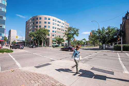 MIKAELA MACKENZIE / WINNIPEG FREE PRESS

The intersection of Broadway and Smith, where a pedestrian was struck by a 5-ton truck and later succumbed to her injuries, in Winnipeg on Wednesday, Aug. 11, 2021. For --- story.
Winnipeg Free Press 2021.