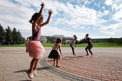 JOHN WOODS / WINNIPEG FREE PRESS
Magdalena McGregor, member with RWB Artistic Faculty, instructs, from left, Aubrey and Emley Plett, and Sophie Sewell in a creative movement class at The Forks in Winnipeg Wednesday, August 11, 2021. The RWB will be holding these free classes on Wednesdays throughout August.
