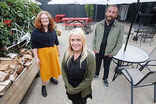 JOHN WOODS / WINNIPEG FREE PRESS
From left, Isaac Cassels, Kerri Stephens and Paul Ormond are photographed at X-Cues in Winnipeg Thursday, August 12, 2021. The group is holding pop-up dinners at X-Cues in support of Sunshine House.