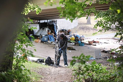 RUTH BONNEVILLE / WINNIPEG FREE PRESS

Local - Homeless encampment 

Main Street Project crews and city of Wpg personal remove large quantities of debris from a large homeless encampment under the Maryland Street bridge on Thursday morning.  

Aug 12th, 2021
