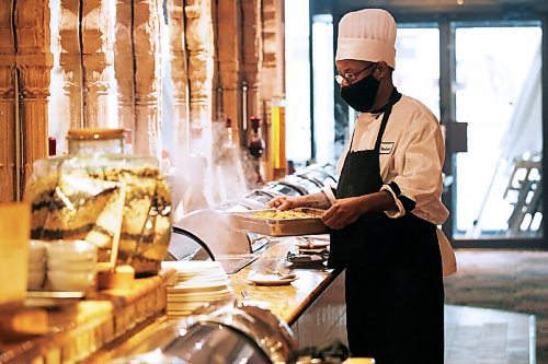 JOHN WOODS / WINNIPEG FREE PRESS
Chef Ramesh Badoni tends to the buffet at the East India Company in Winnipeg Thursday, August 12, 2021. Restaurants can now serve buffets after that Covid-19 restriction was lifted by the provincial government.