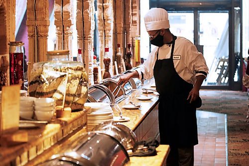 JOHN WOODS / WINNIPEG FREE PRESS
Chef Ramesh Badoni tends to the buffet at the East India Company in Winnipeg Thursday, August 12, 2021. Restaurants can now serve buffets after that Covid-19 restriction was lifted by the provincial government.