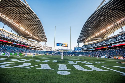 MIKAELA MACKENZIE / WINNIPEG FREE PRESS

The teams warm up before the Winnipeg Blue Bombers face the Toronto Argonauts at IG Field in Winnipeg on Friday, Aug. 13, 2021. For --- story.
Winnipeg Free Press 2021.