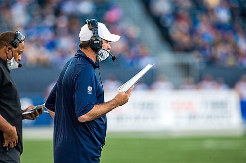 MIKAELA MACKENZIE / WINNIPEG FREE PRESS

Toronto Argonauts head coach Ryan Dinwiddie watches as the Winnipeg Blue Bombers at IG Field in Winnipeg on Friday, Aug. 13, 2021. For --- story.
Winnipeg Free Press 2021.