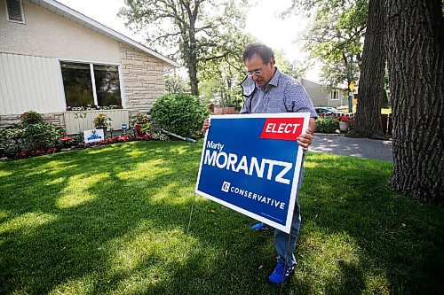 JOHN WOODS / WINNIPEG FREE PRESS
Marty Morantz posts his first federal election sign in his 2021 campaign in Winnipeg Sunday, August 15, 2021. Trudeau has announced that Canadians will go to the polls in September.

Reporter: Sanders