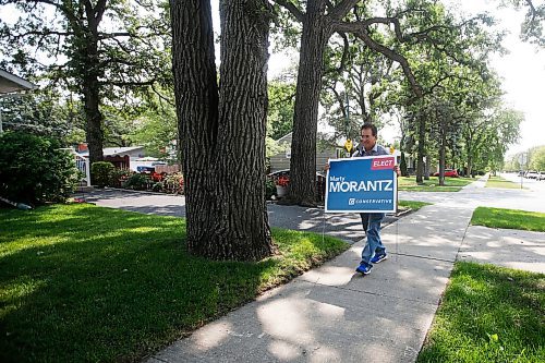 JOHN WOODS / WINNIPEG FREE PRESS
Marty Morantz delivers his first federal election sign in his 2021 campaign in Winnipeg Sunday, August 15, 2021. Trudeau has announced that Canadians will go to the polls in September.

Reporter: Sanders