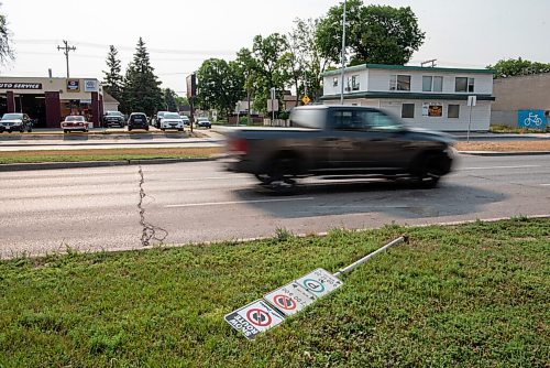 ALEX LUPUL / WINNIPEG FREE PRESS  

A fallen parking sign is photographed near the corner of Main Street and Perth Avenue in Winnipeg on August 16, 2021, where a woman was struck while exiting her vehicle on Sunday evening.