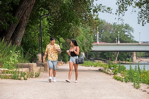 MIKAELA MACKENZIE / WINNIPEG FREE PRESS

Ryan Guevara and Monica Cenina eat ice cream and go for a walk along the Assiniboine River in Winnipeg on Monday, Aug. 16, 2021. Standup.
Winnipeg Free Press 2021.