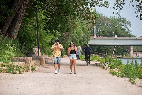 MIKAELA MACKENZIE / WINNIPEG FREE PRESS

Ryan Guevara and Monica Cenina eat ice cream and go for a walk along the Assiniboine River in Winnipeg on Monday, Aug. 16, 2021. Standup.
Winnipeg Free Press 2021.