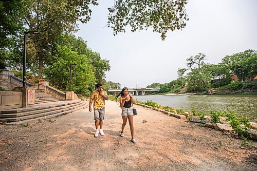 MIKAELA MACKENZIE / WINNIPEG FREE PRESS

Ryan Guevara and Monica Cenina eat ice cream and go for a walk along the Assiniboine River in Winnipeg on Monday, Aug. 16, 2021. Standup.
Winnipeg Free Press 2021.