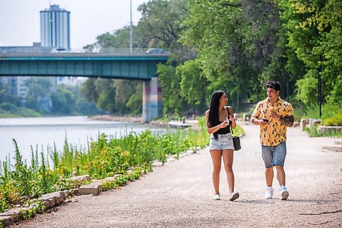 MIKAELA MACKENZIE / WINNIPEG FREE PRESS

Monica Cenina and Ryan Guevara eat ice cream and go for a walk along the Assiniboine River in Winnipeg on Monday, Aug. 16, 2021. Standup.
Winnipeg Free Press 2021.