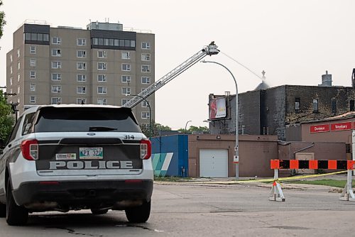 ALEX LUPUL / WINNIPEG FREE PRESS  

Winnipeg Fire Paramedic Service respond to a fire in a four-storey commercial/industrial building in the 800 block of Main Street on August 17, 2021.