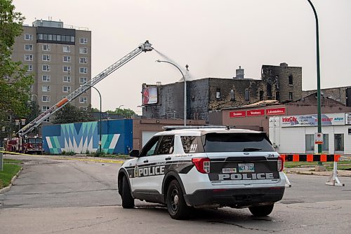 ALEX LUPUL / WINNIPEG FREE PRESS  

Winnipeg Fire Paramedic Service respond to a fire in a four-storey commercial/industrial building in the 800 block of Main Street on August 17, 2021.