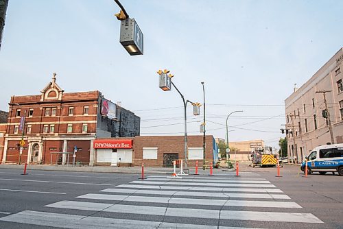 ALEX LUPUL / WINNIPEG FREE PRESS  

Southbound traffic on the 800 block of Main Street still remains closed, due to an ongoing investigation into a structure fire.