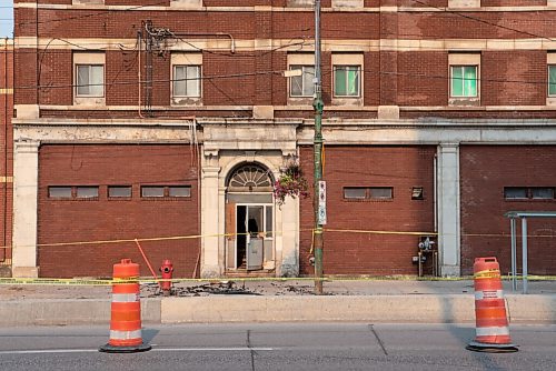 ALEX LUPUL / WINNIPEG FREE PRESS  

Southbound traffic on the 800 block of Main Street still remains closed, due to an ongoing investigation into a structure fire.