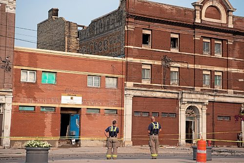 ALEX LUPUL / WINNIPEG FREE PRESS  

Southbound traffic on the 800 block of Main Street still remains closed, due to an ongoing investigation into a structure fire.