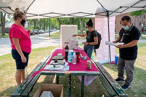 ALEX LUPUL / WINNIPEG FREE PRESS  

Healthcare worker Emilie Baldazo places her vote in a ballot box. CUPE is holding a strike vote for healthcare support staff on August 18, 2021.