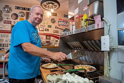 ALEX LUPUL / WINNIPEG FREE PRESS  

Rick Wareham, owner of Big Rick's Hot Rod Diner in Winnipeg, is photographed preparing food on August 19, 2021.

Reporter: Dave Sanderson