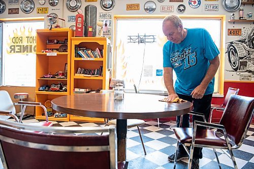 ALEX LUPUL / WINNIPEG FREE PRESS  

Rick Wareham, owner of Big Rick's Hot Rod Diner in Winnipeg, is photographed cleaning tables on August 19, 2021. Rick is toasting the 35th anniversary of his homey diner this summer.

Reporter: Dave Sanderson