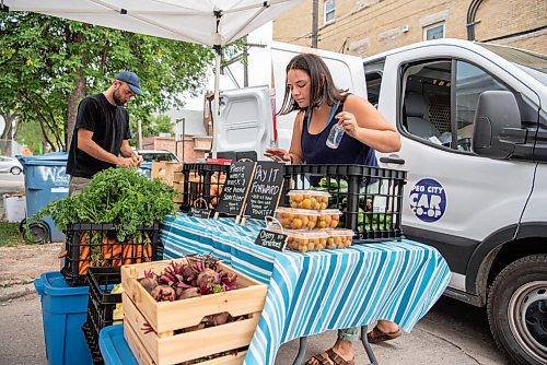 ALEX LUPUL / WINNIPEG FREE PRESS  

Janelle Wride, Delivery Coordinator for Fireweed Food Co-op, and Paul Dyck, a volunteer, pose for a photo with their vegetable stand as part of Fireweed's Veggie Van program on August 19, 2021. The program offers affordable local produce to those in lower income neighbourhoods.